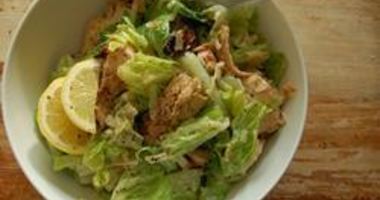 Рецепт Салата Цезарь с копченой курицей и сухариками