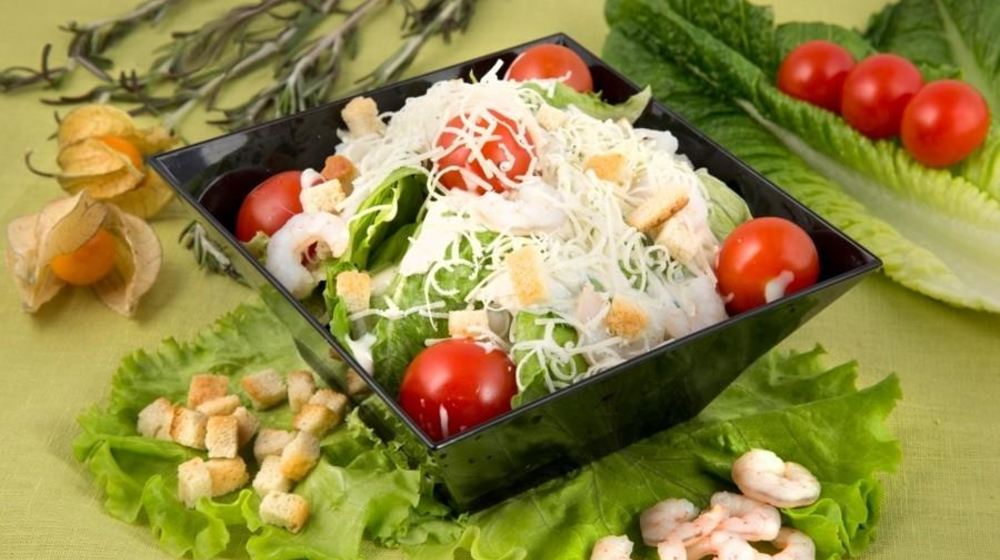 Как приготовить салат цезарь с креветками классический