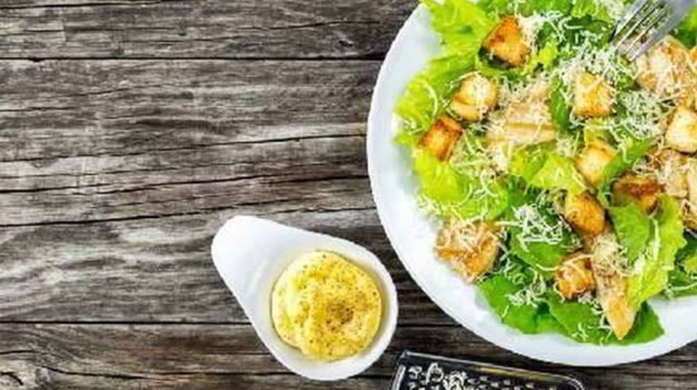 Как приготовить салат цезарь с куриным филе