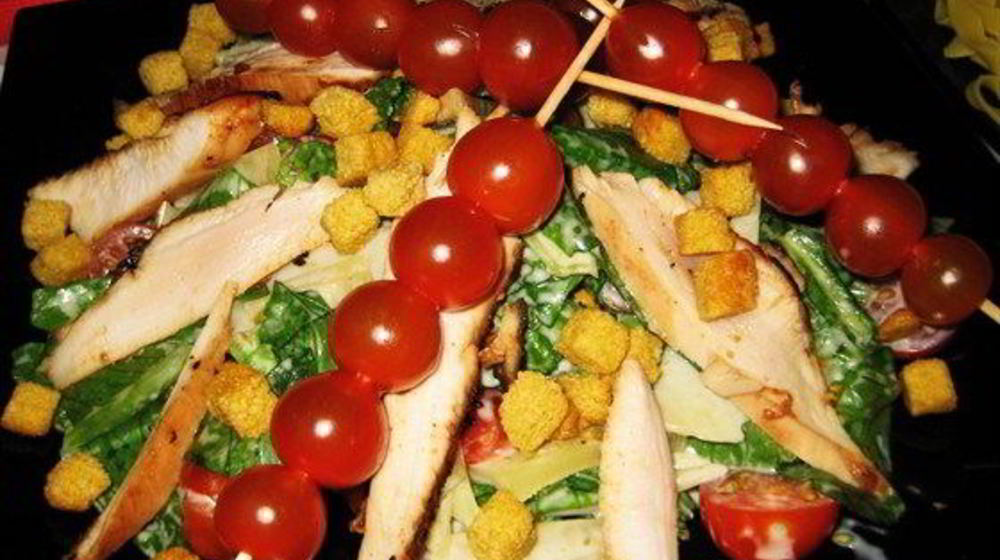 Как приготовить салат цезарь с курицей и беконом