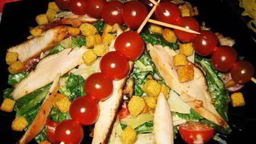 Рецепт Салата Цезарь с курицей и беконом