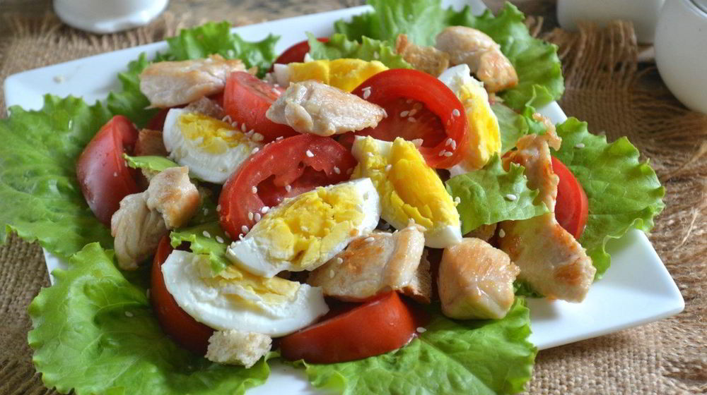 Как приготовить салат цезарь с курицей и сухариками