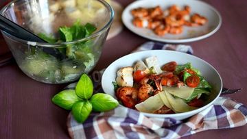 Рецепт Салата цезарь с жареными креветками