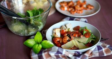 Рецепт Салата цезарь с жареными креветками