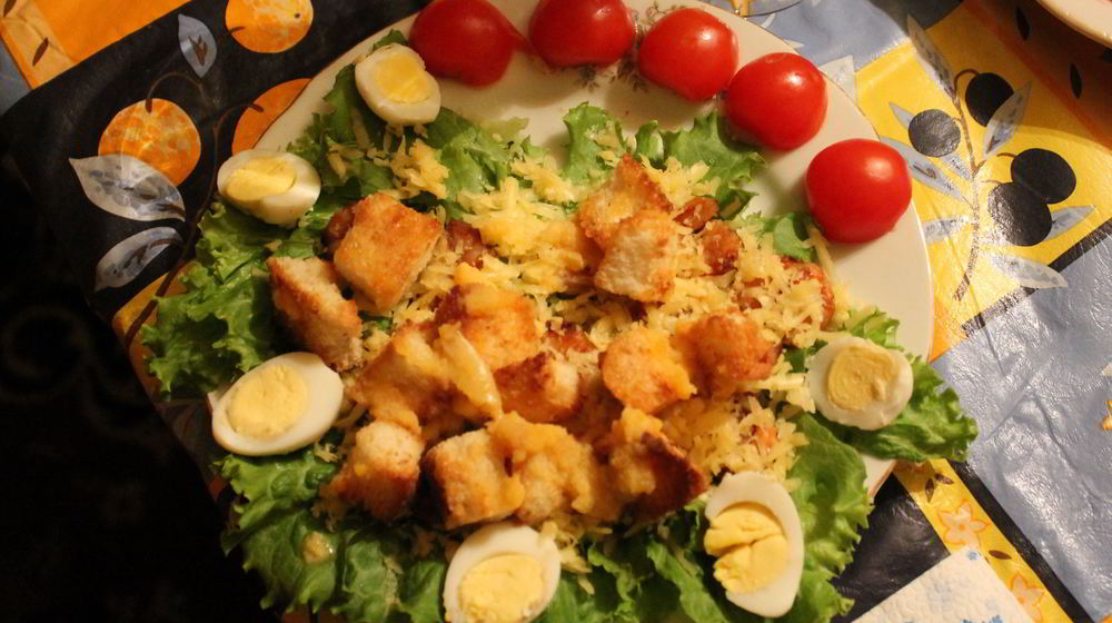 Как приготовить цезаря с креветками, сыром, грецкими орехами и гренками