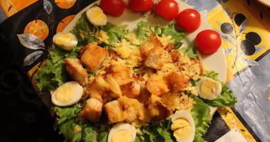 Рецепт Цезаря с креветками, сыром, грецкими орехами и гренками