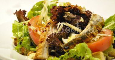 Рецепт Цезаря с угрем и соусом Бальзамик Карамель