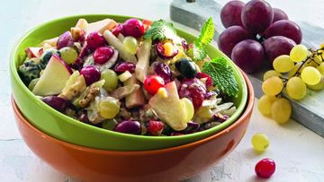 Рецепт Салата Вальдорф с клюквой и виноградом