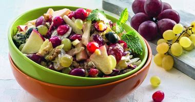 Рецепт Салата Вальдорф с клюквой и виноградом