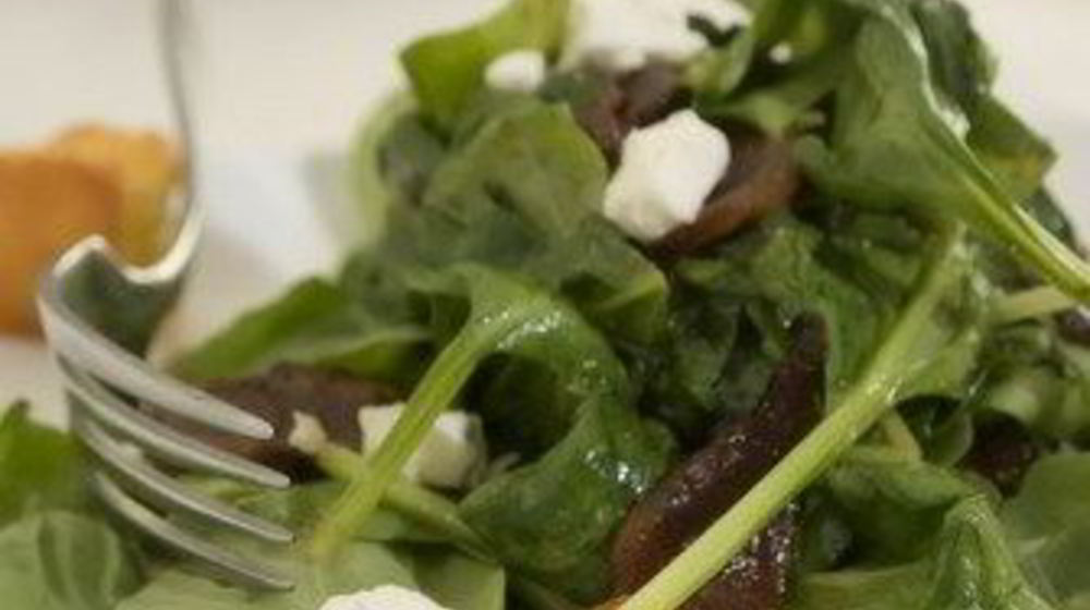 Как приготовить теплый салат из разноцветного мангольда с кедровыми орешками, чесноком и фетой