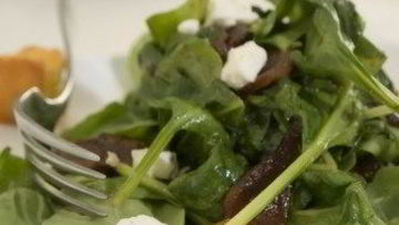 Рецепт Теплого салата из разноцветного мангольда с кедровыми орешками, чесноком и фетой