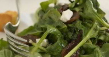 Рецепт Теплого салата из разноцветного мангольда с кедровыми орешками, чесноком и фетой