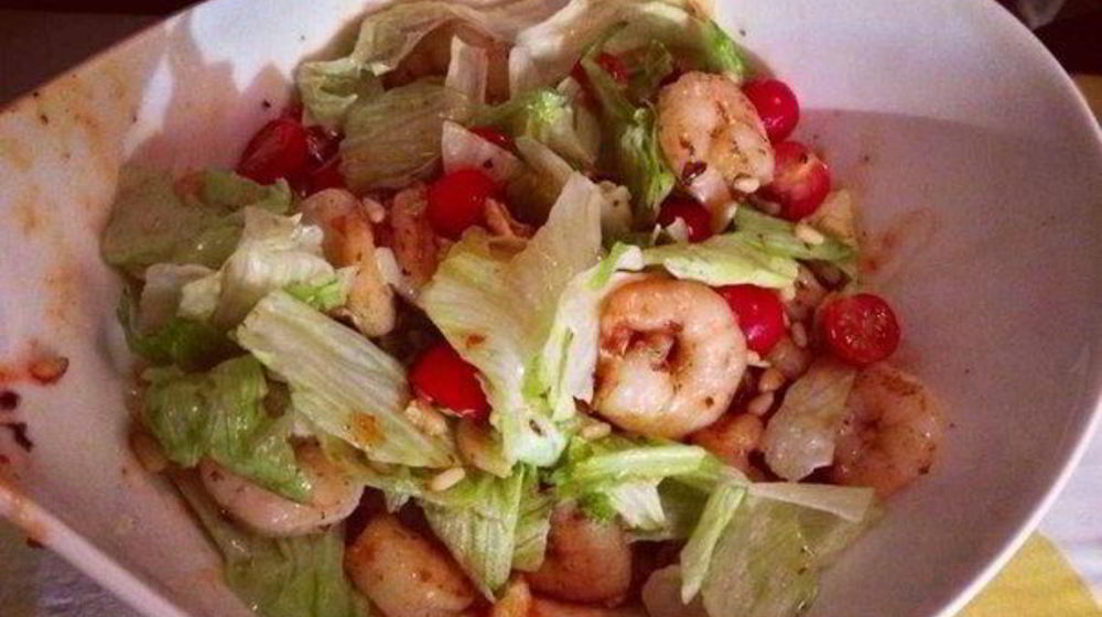 Как приготовить теплый салат с креветками, омлетом и кедровыми орешками