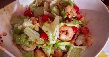 Рецепт Теплого салата с креветками, омлетом и кедровыми орешками