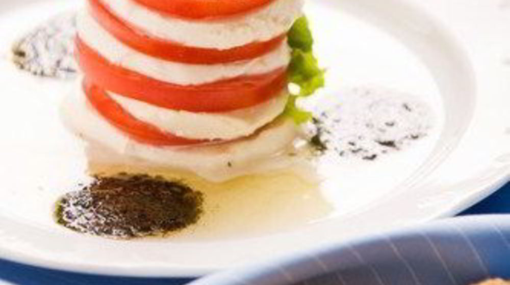 Как приготовить салат из помидоров и козьего сыра с базиликовым винегретом