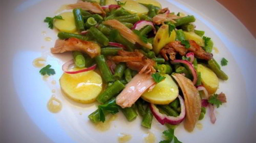 Как приготовить салат из зеленой стручковой фасоли с картофелем и цыпленком конфи под соусом винегрет