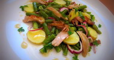 Рецепт Салата из зеленой стручковой фасоли с картофелем и цыпленком конфи под соусом винегрет