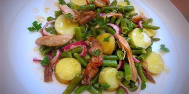 Рецепт салата из зеленой стручковой фасоли с картофелем и цыпленком конфи под соусом винегрет
