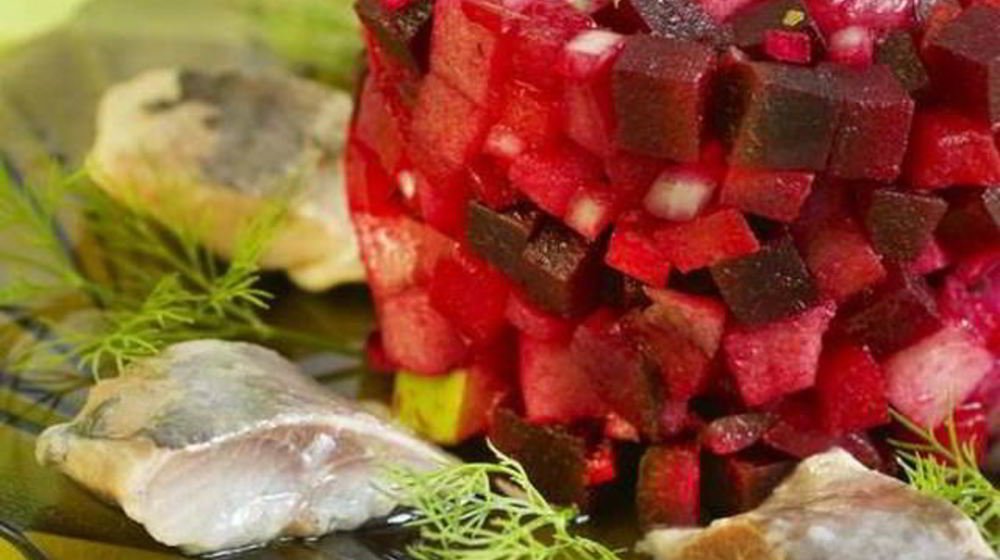 Как приготовить винегрет с яблоками и сельдью