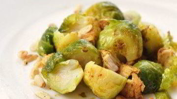Рецепт Жареной брюссельской капусты с кедровыми орешками в бальзамическом винегрете