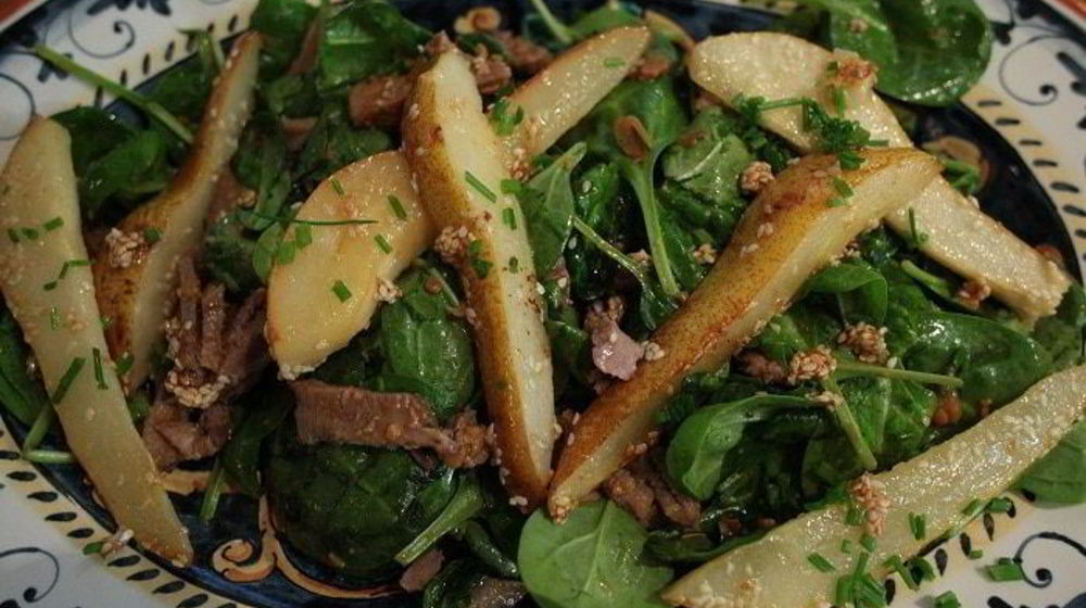 Как приготовить японский салат с языком и карамелизированной грушей