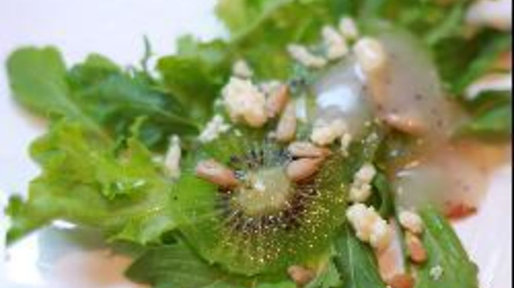 Как приготовить зеленый салат с киви и семечками