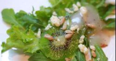 Рецепт Зеленого салата с киви и семечками