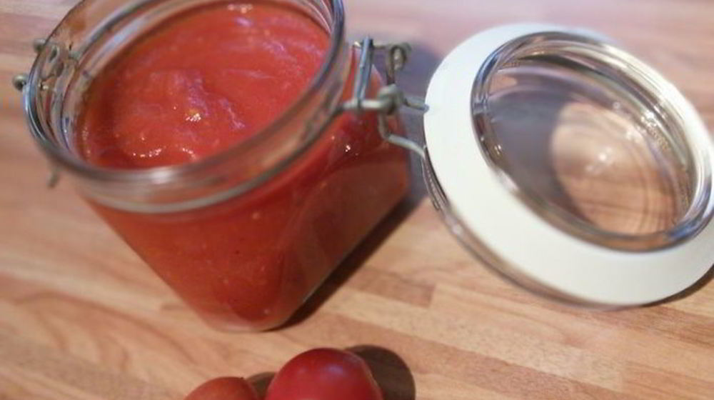 Как приготовить домашний томатно-яблочный кетчуп со свежими пряными травами