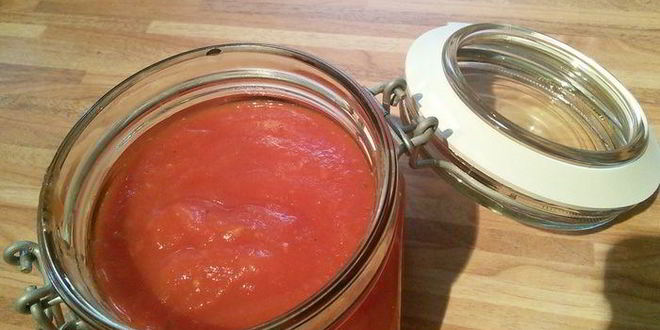 Рецепт домашнего томатно-яблочный кетчуп со свежими пряными травами