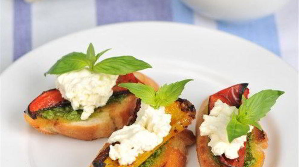 Как приготовить брускетту с соусом песто, запеченными перцами и козьим сыром