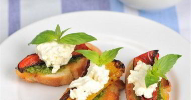 Рецепт Брускетты с соусом песто, запеченными перцами и козьим сыром