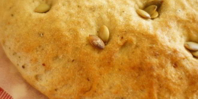 Рецепт фокаччи с соусом песто и тыквенными семечками