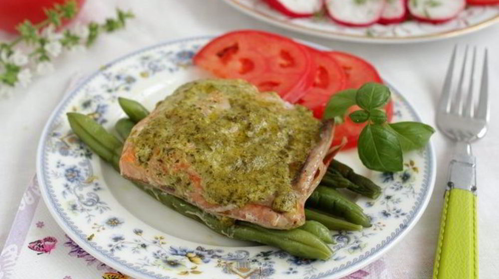 Как приготовить лосося с соусом песто