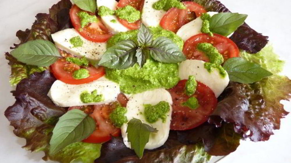 Как приготовить моцареллу с помидорами под соусом песто