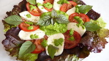 Рецепт Моцареллы с помидорами под соусом песто