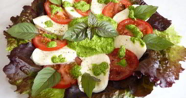 Рецепт Моцареллы с помидорами под соусом песто