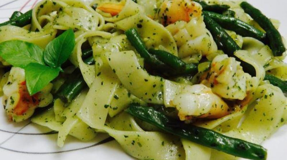 Как приготовить пасту с креветками и фасолью под соусом песто