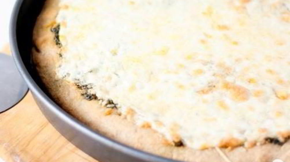 Как приготовить пиццу три сыра с соусом песто