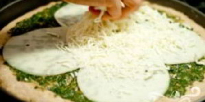 Рецепт пиццы три сыра с соусом песто