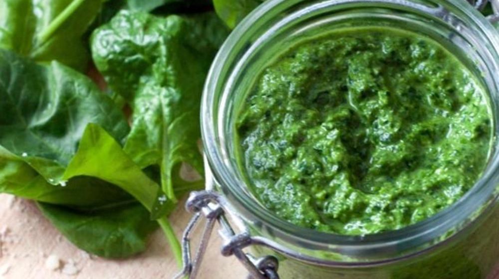 Как приготовить пряный соус песто из шпината