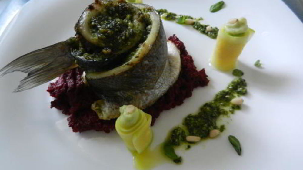 Как приготовить сибас, запеченый с соусом песто