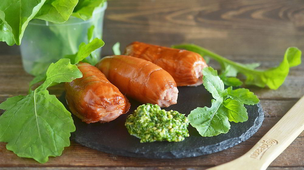 Как приготовить сосиски-гриль с соусом песто из руколлы