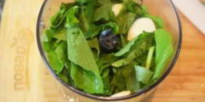 Рецепт сосисок-гриля с соусом песто из руколлы