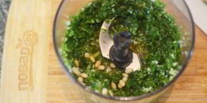 Рецепт сосисок-гриля с соусом песто из руколлы