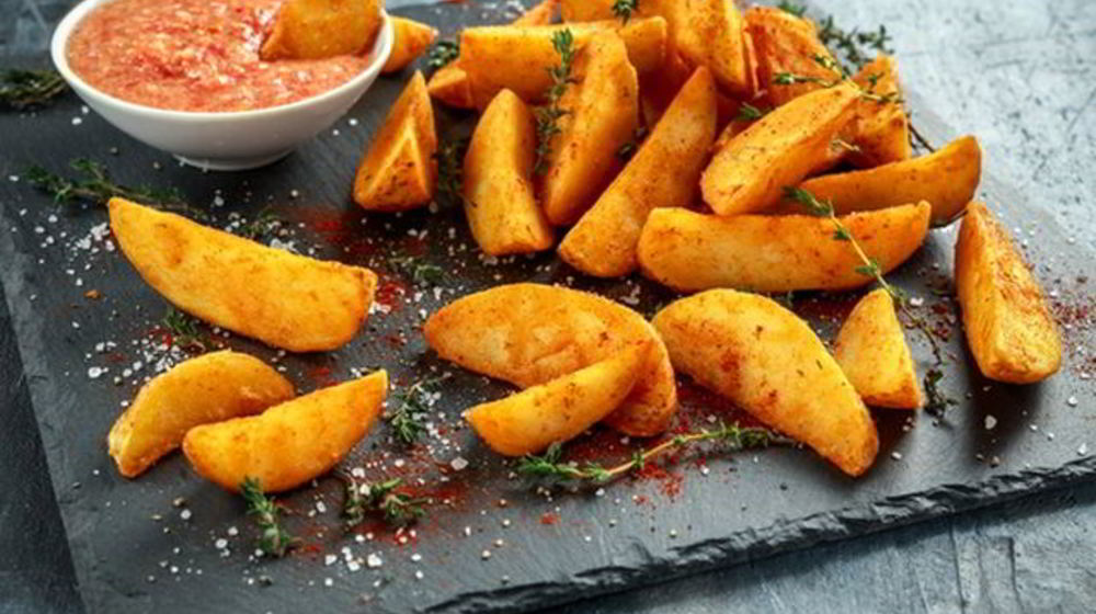 Как приготовить хрустящий картофель с соусом сальса и кокосовой стружкой