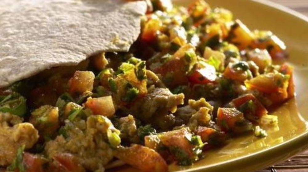 Как приготовить лепешку с яйцом и соусом сальса