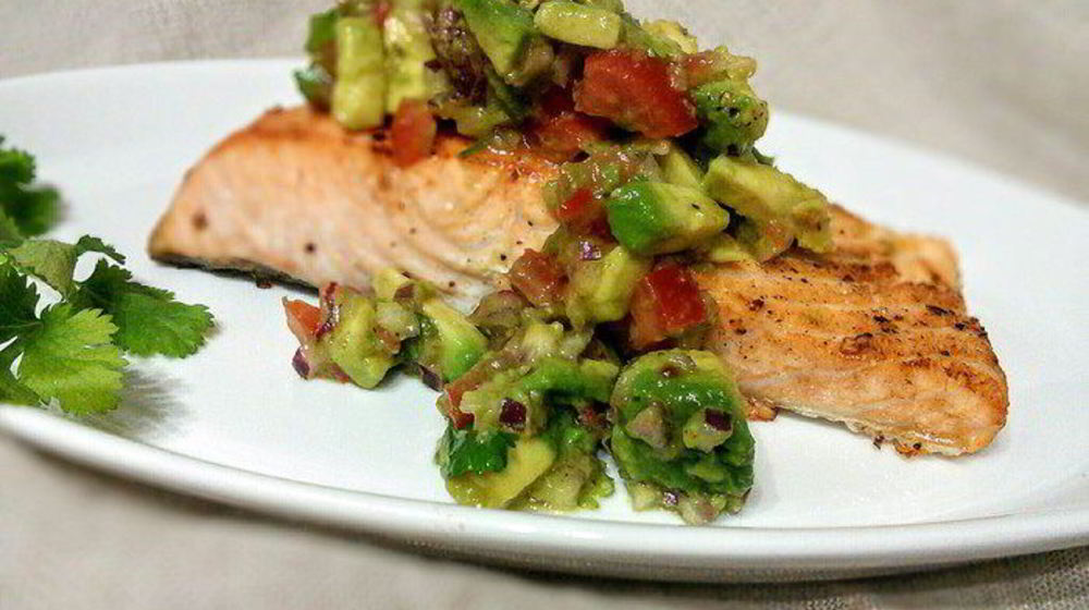 Как приготовить лосося с соусом сальса из авокадо