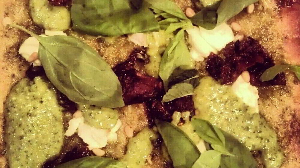 Как приготовить пиццу с соусом сальса верде, вялеными томатами и рикоттой