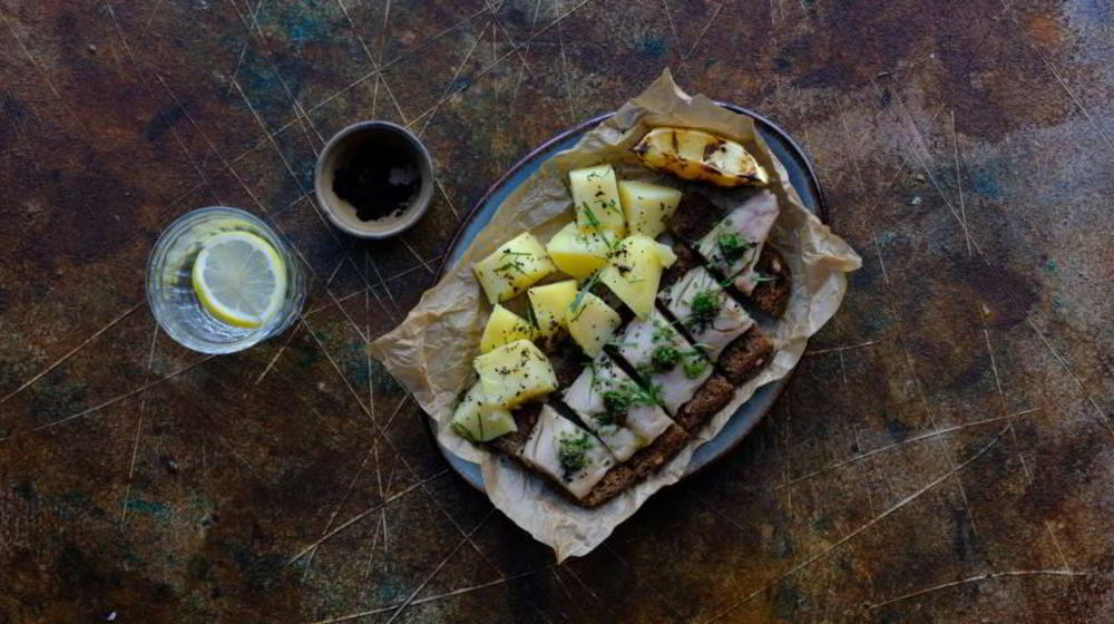 Как приготовить скумбрию на бородинских тостах с соусом сальса верде