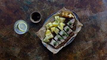 Рецепт Скумбрии на бородинских тостах с соусом сальса верде